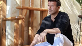 Σπάνιο κλίκ: Ο Γιάννης Πλούταρχος στην πισίνα με τη σύζυγό του, τα παιδιά και τη μητέρα του