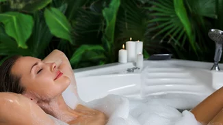 Τα προϊόντα περιποίησης που θα μετατρέψουν το μπάνιο σου σε τροπικό παράδεισο