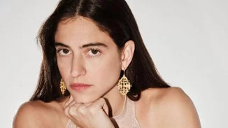 Νεφέλη Κουρή | Η αβάσταχτη ανεπιτήδευτη ομορφιά της ηθοποιού που γοητεύει ως δυναμική Έλλη στο σίριαλ "Κρίσιμες Στιγμές"