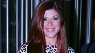 Η Λίνα Δρούγκα με λευκό κοστούμι στο πλευρό του συζύγου της, Σπύρου Θεοδωρόπουλο