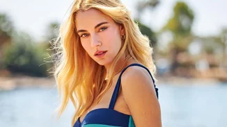 Η Δούκισσα Νομικού με το ολόσωμο μαγιό που αναδεικνύει όλες τις σιλουέτες