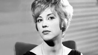 36 χρόνια πριν | Η αριστοκρατική εμφάνιση της Ζωής Λάσκαρη στο φουαγιέ του θέατρου Ιλίσια