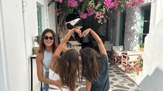 Σταματίνα Τσιμτσιλή | Στο ηλιοβασίλεμα με τα παιδιά της - Η crochet φούστα της