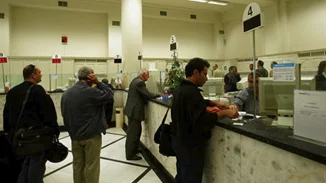 Το φρένο στις τραπεζικές προμήθειες και στα ασφάλιστρα