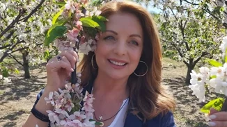 H Άντζελα Γκερέκου έγινε ξανθιά | Το νέο χρώμα μαλλιών που χάρισε λάμψη στο πρόσωπό της