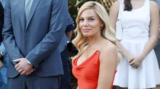 Με γόβες ή sneakers | Η denim ολόσωμη φόρμα της Ιωάννας Μαλέσκου από Mango που ταιριάζει με τα πάντα