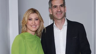 Σία Κοσιώνη | Υποδέχτηκε τον Κώστα Μπακογιάννη μετά πολύμηνη απουσία στην Αμερική - "Ο άνδρας μου"
