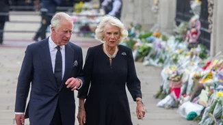 Η στιγμή που ο βασιλιάς Κάρολος και η Καμίλα δέχονται επίθεση αυγών σε περίπατο τους στο Γιορκ