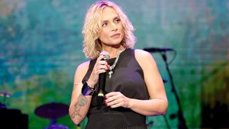 Με λευκό μπικίνι η Ελεωνόρα Ζουγανέλη | Ξεκίνησε τις διακοπές στη Μύκονο με τον Νίκο Συρίγο