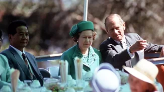Το αυστηρό πρόγραμμα που ακολουθούσε η βασίλισσα Ελισάβετ στα γεύματά της | Γιατί μερικές φορές έτρωγε πρωινό χωρίς τον πρίγκιπα Φίλιππο;