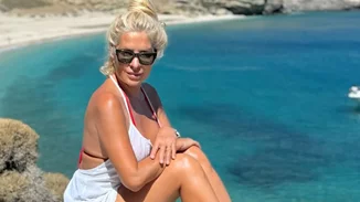 Βουτιές με κόκκινο μαγιό στα Άχλα για την Ελένη Μενεγάκη | Οι ανέμελες διακοπές στην αγκαλιά του Μάκη Παντζόπουλου