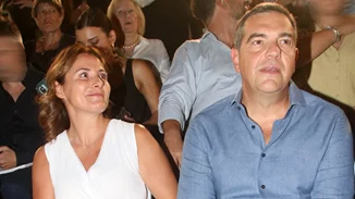 Στο Ηρώδειο ο Αλέξης Τσίπρας με τη σύζυγό του | Mε λευκό φόρεμα και φλατ σανδάλια η Μπέττυ Μπαζιάνα