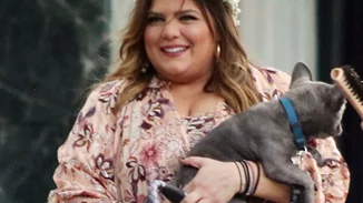 Σε ανοιξιάτικο mood η Δανάη Μπάρκα | Με πλισέ μίνι φούστα