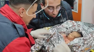 Η μόλις 10 ημερών Yağız είναι το νέο θαύμα στην Τουρκία - Σώθηκε μαζί με τη μητέρα της μετά από 90 ώρες [εικόνα]