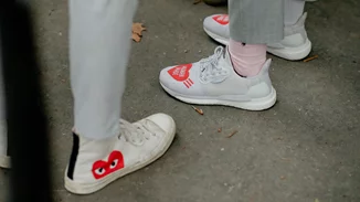 Μετά τα σαράντα | Ο πιο ενήλικος τρόπος να φορέσουμε τα πιο αγαπημένα sneakers της εφηβείας μας