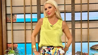 Ελένη Μενεγάκη | Με το κομψό φόρεμα καφτάνι που είναι ιδανικό για την πόλη