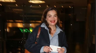 Η Γωγώ Μπρέμπου σε θεατρική πρεμιέρα με total denim look