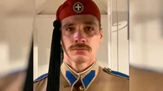 Ποιος είναι ο Εύζωνας που έγινε viral επειδή συγκινήθηκε