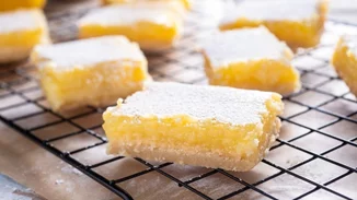 Mπάρες λεμονιού με βάση από μπισκότο