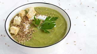 Η κρύα σούπα αποτοξίνωσης που θα σε ελαφρύνει και θα σε ξεφουσκώσει - Ιδανική για τις πολύ ζεστές μέρες