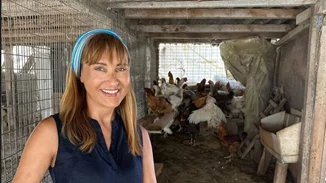 Σαν κοριτσάκι | Η Μάρα Ζαζαρέα ποζάρει αμακιγιάριστη στον κήπο της στην Πάρο