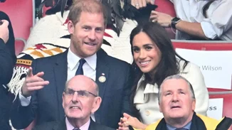 Meghan Markle | Το τρυφερό φιλί στον σύζυγό της, πρίγκιπα Harry, στη νέα τους δημόσια εμφάνιση