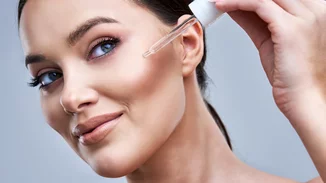 Κηλίδες, δυσχρωμίες, σημάδια | Το συστατικό που τα αντιμετωπίζει άμεσα κι αποτελεσματικά