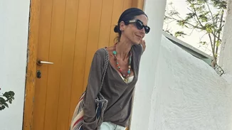 Η Σοφία Καρβέλα χαλαρώνει στην πιο "πράσινη" πισίνα που έχουμε δει