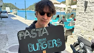 Όσο εμείς είμαστε στο γραφείο, ο Χριστόφορος Παπακαλιάτης φωτογραφίζεται με την πιο σέξι σταρ του Hollywood