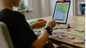 Ναι στις οθόνες, αλλά όχι όλη την ώρα | Πώς να θέσετε όρια στα παιδιά και να τα βοηθήσετε να τις αξιοποιούν με τον καλύτερο τρόπο