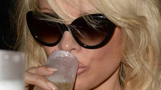 Η Pamela Anderson ανοίγει την καρδιά της στο Netflix