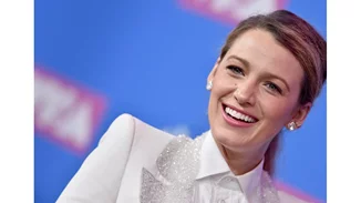 Η Blake Lively επιδεικνύει το καλλίγραμμο σώμα της για την προώθηση της νέας ταινίας του Ryan Reynolds