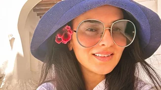 Ζενεβιέβ Μαζαρί | Με high cut φόρεμα στις διακοπές της στην Τήνο