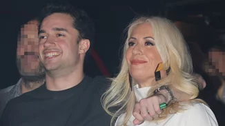 Η Μαρία Μπακοδήμου σε σπάνια βραδινή έξοδο με τον γιο της, Άρη