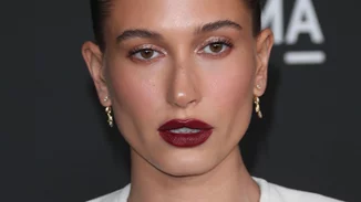 H Hailey Bieber έγινε 25 κι εμείς κάνουμε μια αναδρομή στα πιο stylish χτενίσματά της