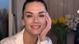 Βάσω Λασκαράκη | Με μάξι πλισέ φόρεμα και σανδάλια σε μία βραδιά κάτω από την Ακρόπολη