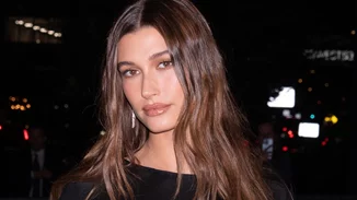 7 άκρως κολακευτικές καφέ mascaras που σίγουρα θα ενέκρινε η Hailey Bieber