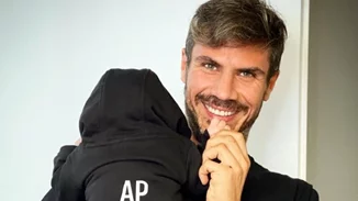 Άκης Πετρετζίκης | "Η σύζυγός μου έχει πολύ καλό μεταβολισμό, εκείνη τρώει πίτσες κι εγώ βραστό κοτόπουλο"