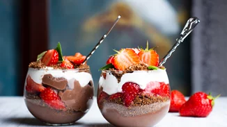 Ετοίμασε το πιο γευστικό πρωινό από το βράδυ | Σοκολατένιο overnight oats με φράουλες