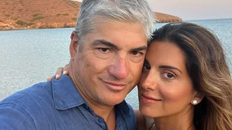 Σταματίνα Τσιμτσιλή | Dinner σε γνωστό εστιατόριο της Πάρου - Το μαύρο φόρεμά της με τον χρυσό ήλιο