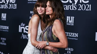 Oops they did it again! Η Cindy Crawford και η Kaia Gerber ήταν ολόιδιες στο κόκκινο χαλί