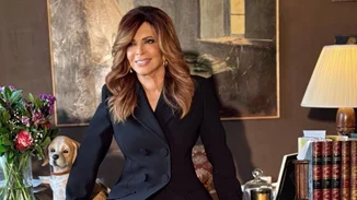 Η Μιμή Ντενίση φόρεσε ένα glam σακάκι με μαύρες παγιέτες από τον αγαπημένο της σχεδιαστή