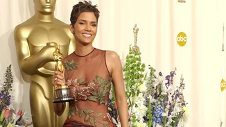 Όσκαρ | 23 χρόνια πριν, η Halle Berry γράφει ιστορία επιλέγοντας ένα εμβληματικό Elie Saab φόρεμα για την εμφάνισή της