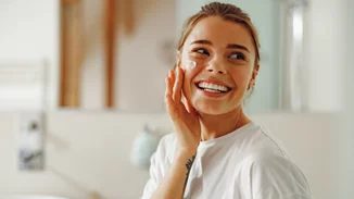 5 πανάλαφρα αντηλιακά με χρώμα που θα βρεις στο φαρμακείο της γειτονιάς σου