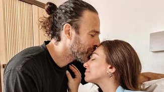 Η Ευρυδίκη Βαλαβάνη και ο Γρηγόρης Μόργκαν στο πρώτο ταξίδι με το νεογέννητο μωρό τους