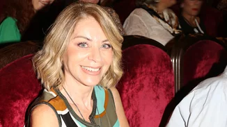 Η Έλλη Στάη με το κομψό χτένισμα που ταιριάζει υπέροχα σε καρέ και μεσαίου μήκους μαλλιά