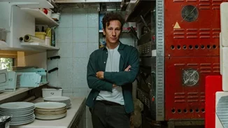 Ο Μιχάλης Σαράντης στην "Κουζίνα"-Η αλληγορία του Wesker, σε σκηνοθεσία Γιώργου Κουτλή