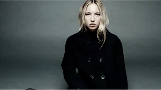 H Lila Moss πρωταγωνιστεί στη νέα καμπάνια της Massimo Dutti