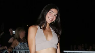 Η Μελίνα Νικολαΐδη είναι μία πολύ τρυφερή κόρη | Στη συναυλία της μητέρας της με άκρως καλοκαιρινό look