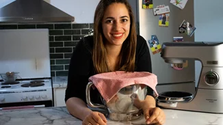 Η Λία Μακροστέργιου μας φτιάχνει το πιο νόστιμο τσουρέκι γεμιστό με κρέμα κάστανο - η εύκολη και σούπερ γευστική συνταγή